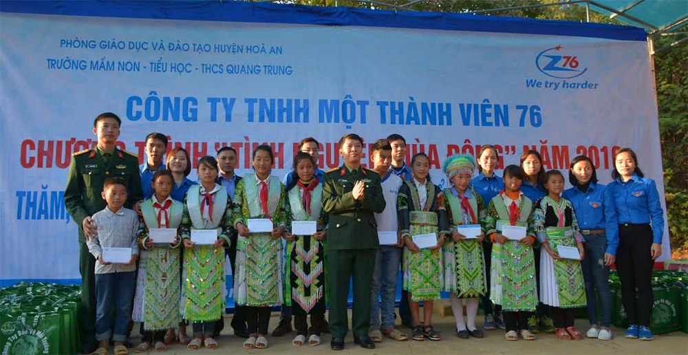 Công ty TNHH Một thành viên 76 trao quà tặng trường học vùng cao
