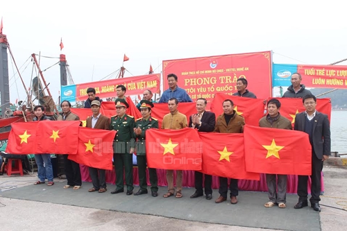 Bộ CHQS tỉnh Nghệ An tặng cờ Tổ quốc cho ngư dân thị xã Cửa Lò