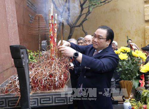 Dâng hương tưởng niệm các chiến sĩ bị địch bắt tù đày tại Nhà tù Hỏa Lò