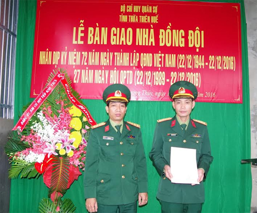 Bàn giao nhà đồng đội