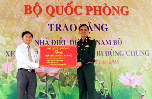 Trao tặng trang thiết bị cho nhà điều dưỡng người có công với cách mạng 