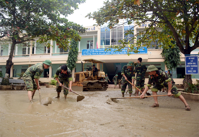 Quân đội sát cánh cùng nhân dân vùng lũ