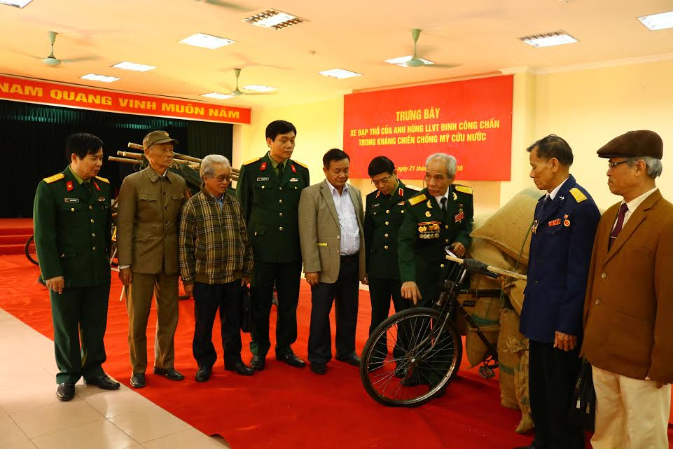 Bảo tàng Hậu cần tiếp nhận kỷ vật kháng chiến
