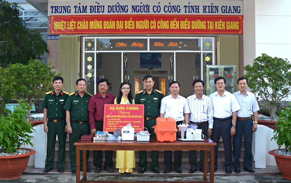 Bộ Quốc phòng tặng trang thiết bị cho Trung tâm điều dưỡng người có công tỉnh Kiên Giang
