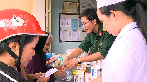  Bệnh viện Quân y 13 khám bệnh, cấp thuốc miễn phí cho người dân vùng lũ tỉnh Bình Định