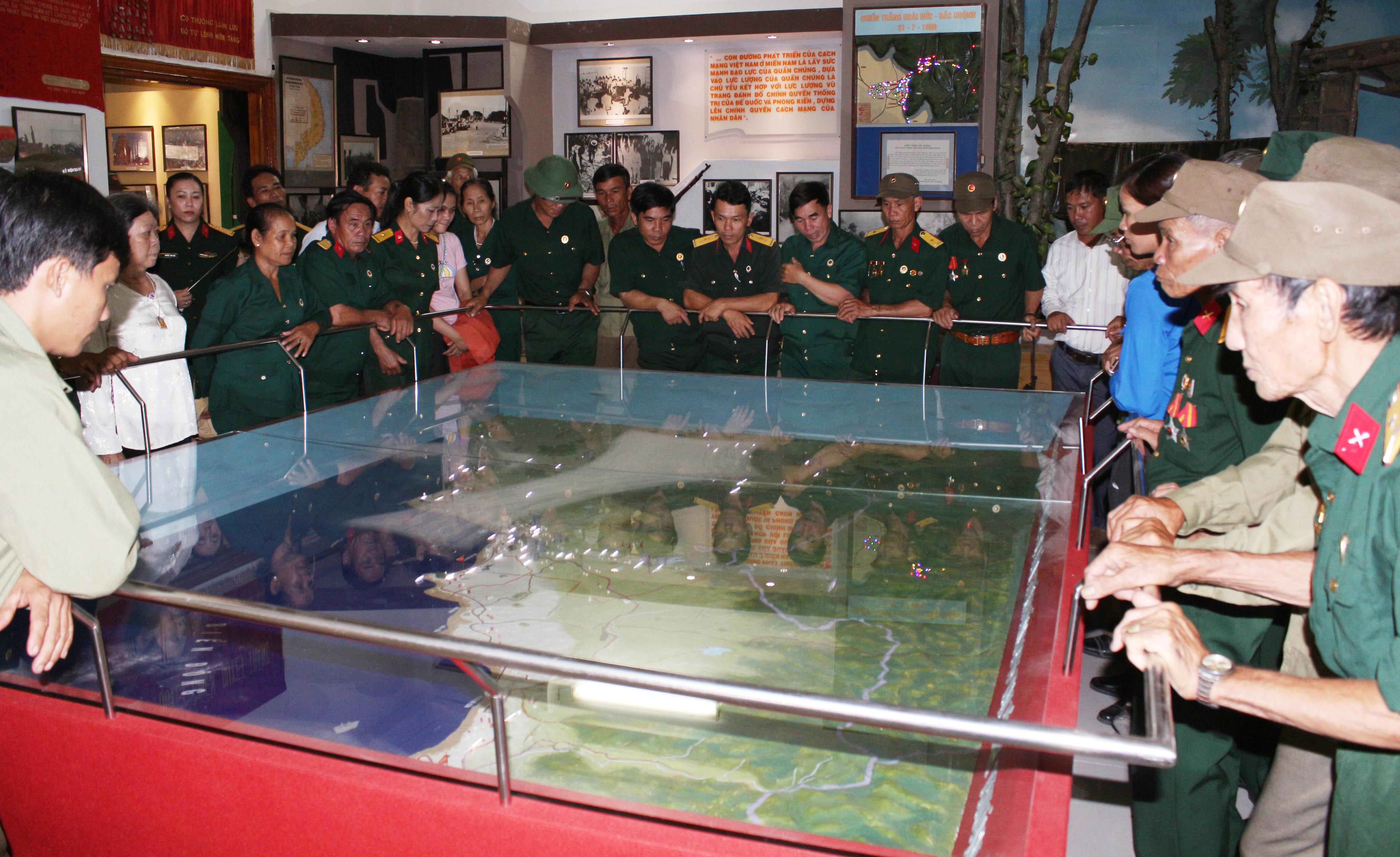 Lấy súng địch đánh địch