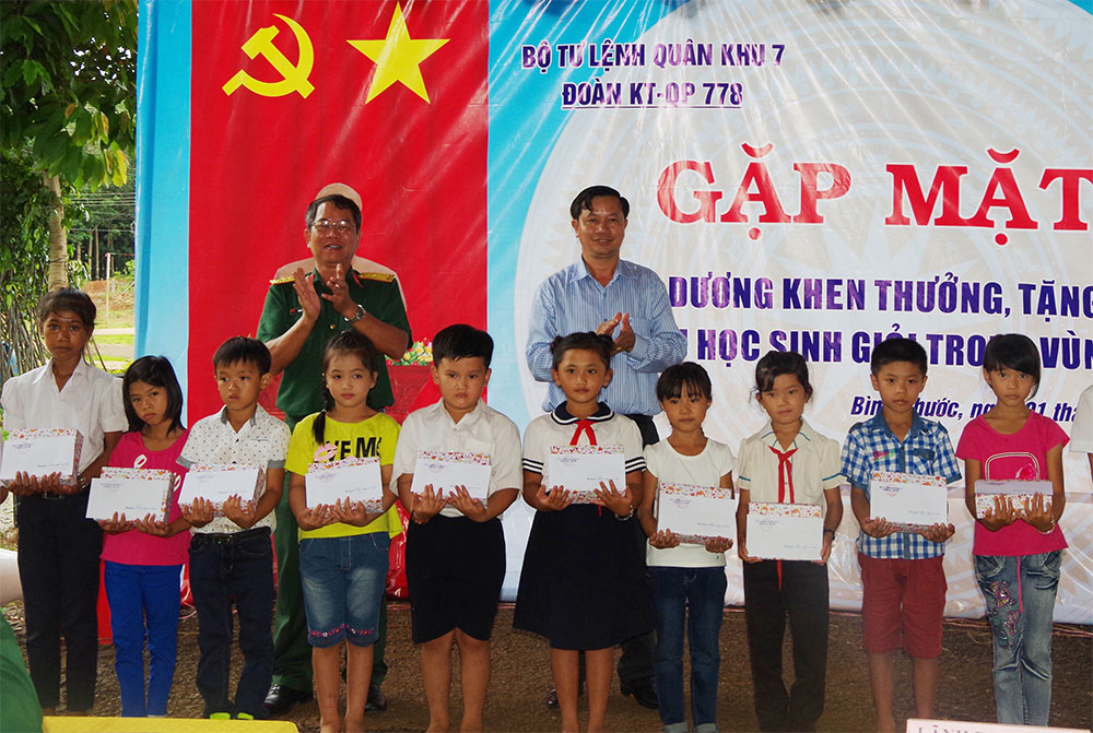 Giúp dân lập bản, xây thế vững biên cương