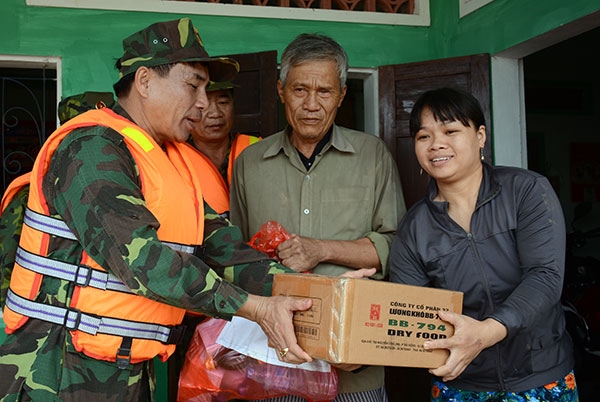 Trao tận tay đến các hộ gia đình.