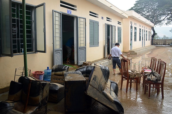 Bàn, ghế của Trường THCS Nhơn Hòa, phường Nhơn Hòa, thị xã An Nhơn, Bình Định vướng nhiều bùn đất