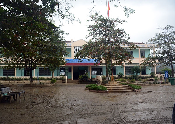 Sân trường ngập kín bùn non.