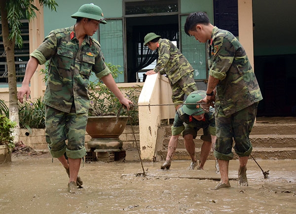Đại tá Huỳnh Hải, Phó chính ủy Lữ đoàn Phòng không 573 cho biết: “Từ ngày 17-12 đến nay, cứ mỗi ngày chúng tôi dọn dẹp, trả lại mặt bằng tương đối cho hai trường học trên địa bàn thị xã An Nhơn. Công việc này cứ tiếp tục cho đến khi tất cả các trường học trên địa bàn bị ngập lụt đều có thể đón học sinh trở lại thì mới chuyển sang việc khác.