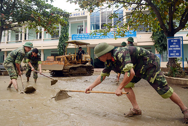 Giúp dân khắc phục hậu quả sau mưa lũ

