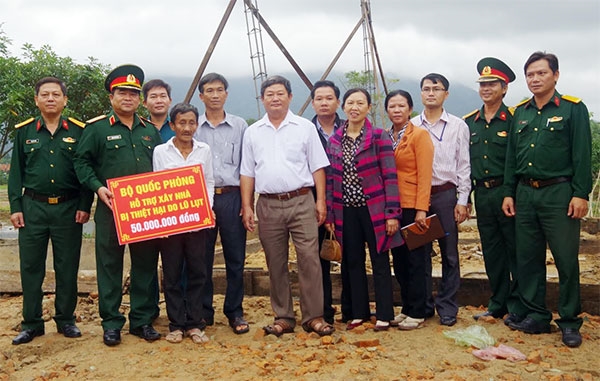 Thiếu tướng Trịnh Đình Thạch, Phó chính ủy Quân khu 5 trao tiền hỗ trợ xây mới nhà của Bộ Quốc phòng tới Ông Nguyễn Mến (xã Hòa Mỹ Tây, huyện Tây Hòa, Phú Yên).