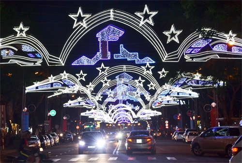 Đường phố TP Hồ Chí Minh lung linh đón chào năm mới 2017