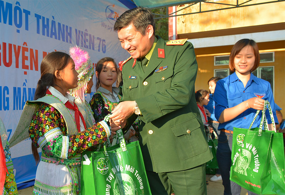 Xuân sớm trên vùng cao đá núi
