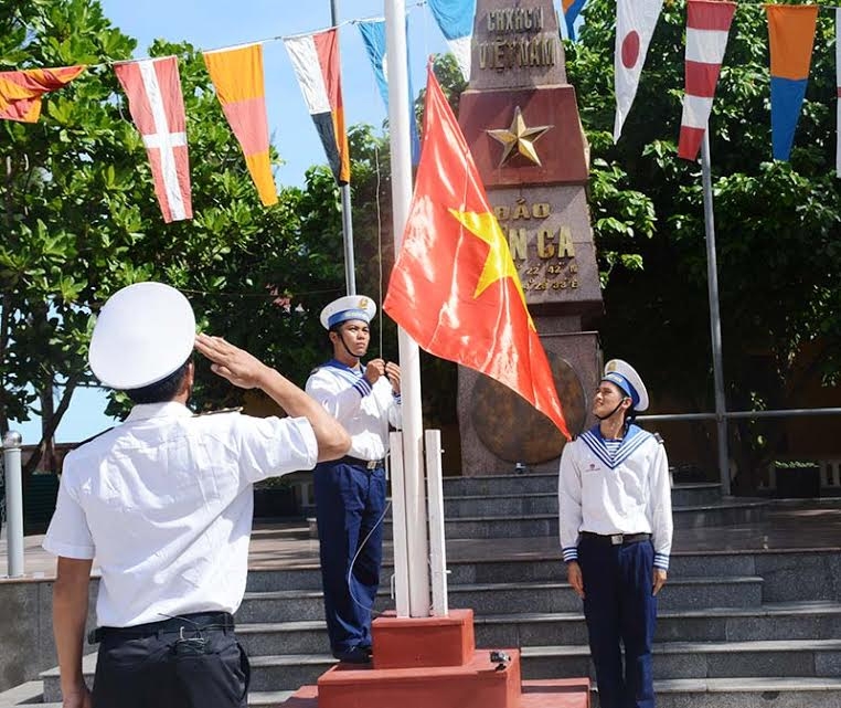 Nghi thức treo cờ Tổ quốc ở đảo Sơn Ca