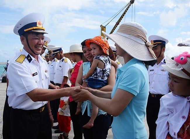 Chủ tịch UBND huyện Trường Sa thăm hỏi chiến sĩ và nhân dân trên đảo Song Tử Tây.