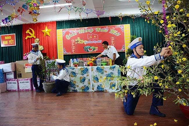 Trang trí phòng đón Tết ở đảo Nam Yết.