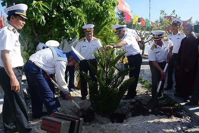 Cán bộ, chiến sĩ đảo Sơn Ca tổ chức lễ trồng cây nhân dịp năm mới 2017.