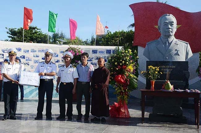 Đại diện lãnh đạo Lữ đoàn 146 (Vùng 4 Hải quân) trao quà tặng các lực lượng công tác trên đảo Sơn Ca.