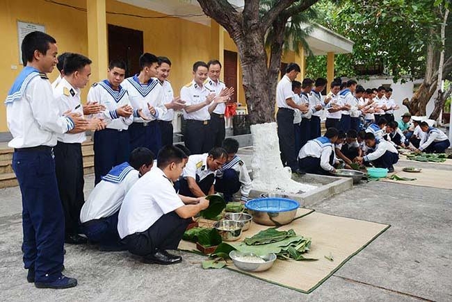 Hội thi gói bánh chưng trên đảo Sơn Ca
