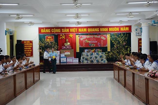 Hái hoa dân chủ đón chào năm mới ở đảo Nam Yết.