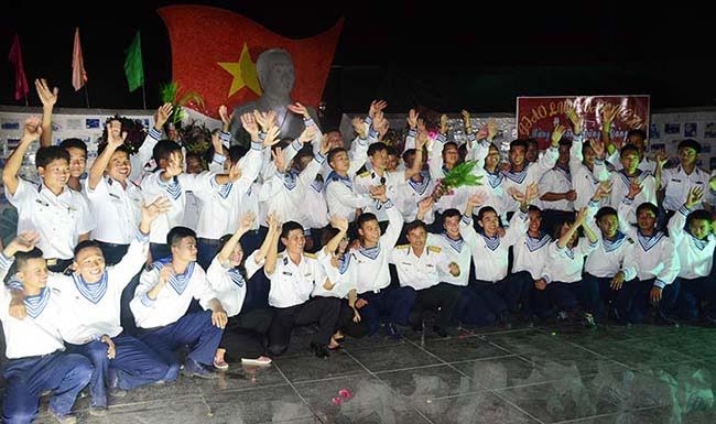 Chương trình giao lưu văn nghệ đón chào năm mới trên đảo Sơn Ca.