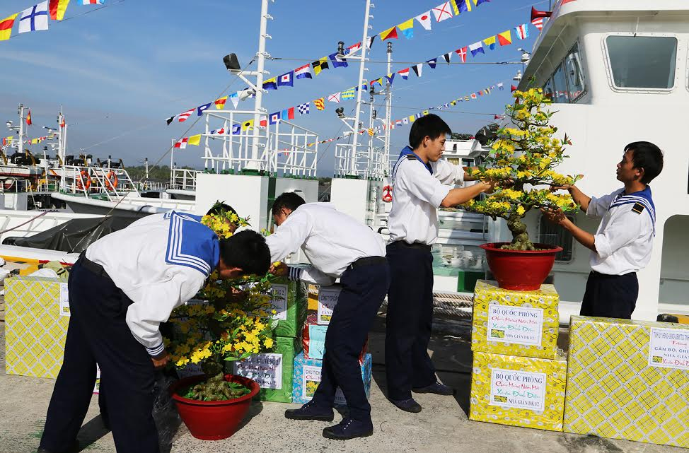 Mang mùa xuân đến với nhà giàn
