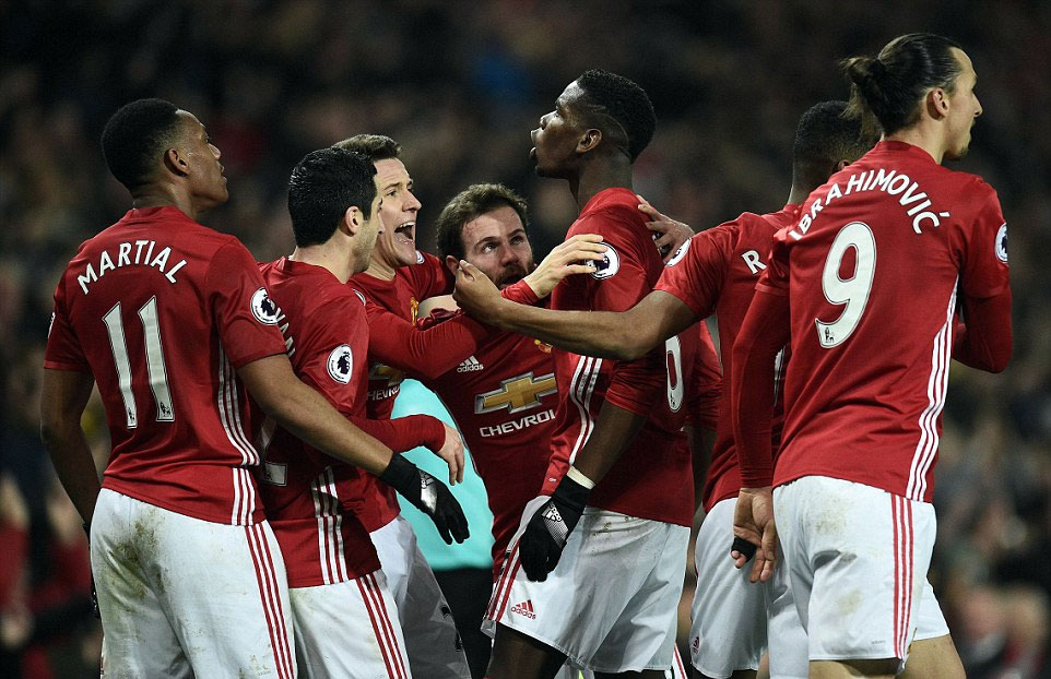 MU lội ngược dòng ngoạn mục, Chelsea vững vàng ngôi đầu