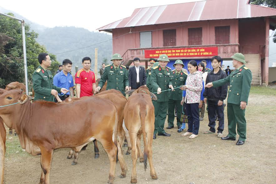 Tặng con giống cho hộ nghèo 5 xã vùng dự án KT-QP Mường Lát
