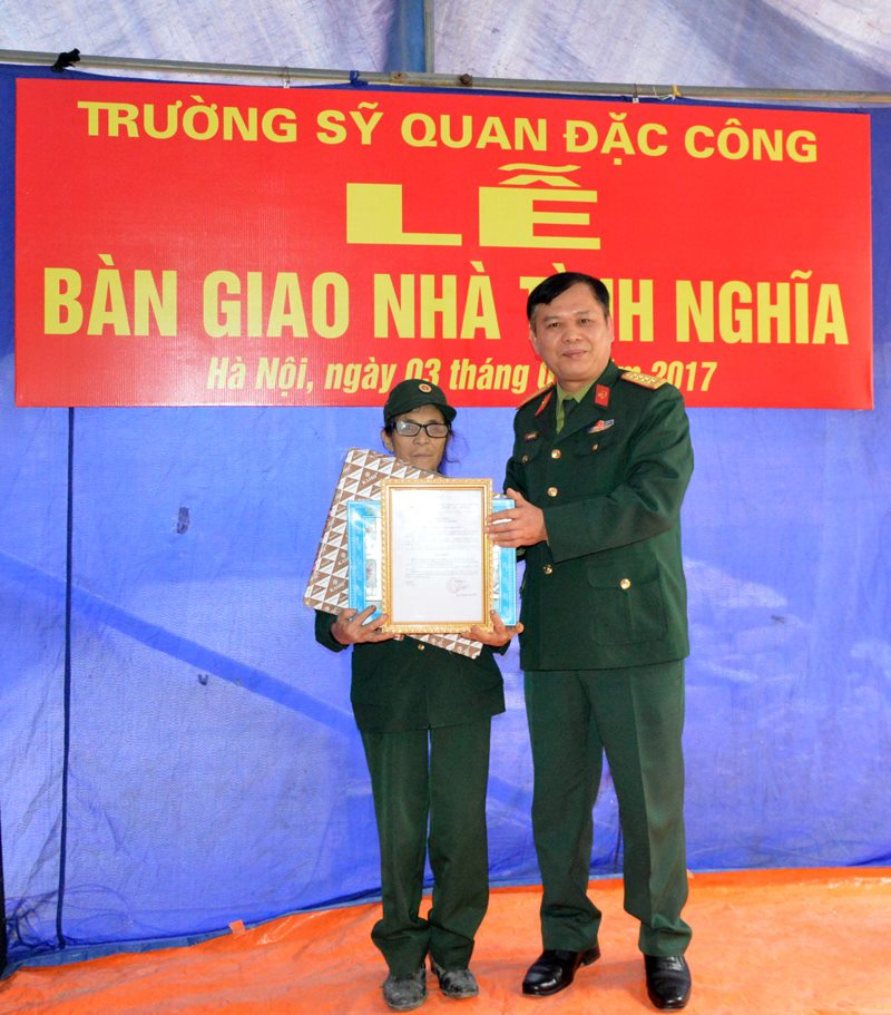 Tặng nhà tình nghĩa cho nữ thanh niên xung phong thời kỳ kháng chiến
