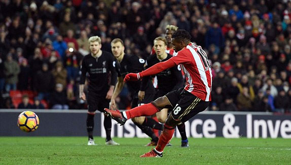 Liverpool chia điểm cùng Sunderland, Man City đánh bại Burnley