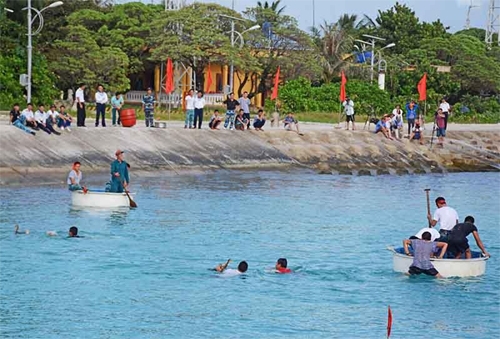 Chiến sĩ và nhân dân xã đảo Sinh Tồn tham gia trò chơi bắt vịt nhân dịp chào đón năm mới 2017.