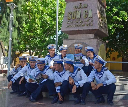 Phút thư giãn của những người lính canh giữ đảo Sinh Tồn.