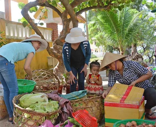 Những hộ dân trên xã đảo Song Tử Tây nhận quà từ đất liền gửi ra.