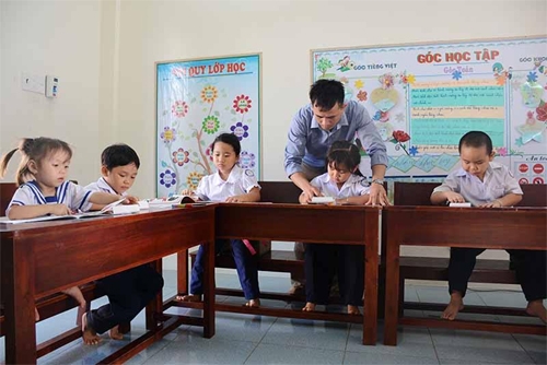 Lớp học của các cháu học sinh tiểu học trên xã đảo Song Tử Tây.