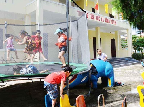 Trẻ em ở xã đảo Song Tử Tây vui chơi thỏa thích sau giờ học tập để phát triển toàn diện.