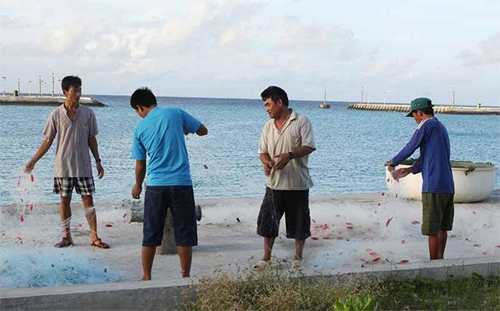 Ngư dân sinh sống trên xã đảo Sinh Tồn chuẩn bị ra khơi buông lưới đánh bắt cá cải thiện đời sống.