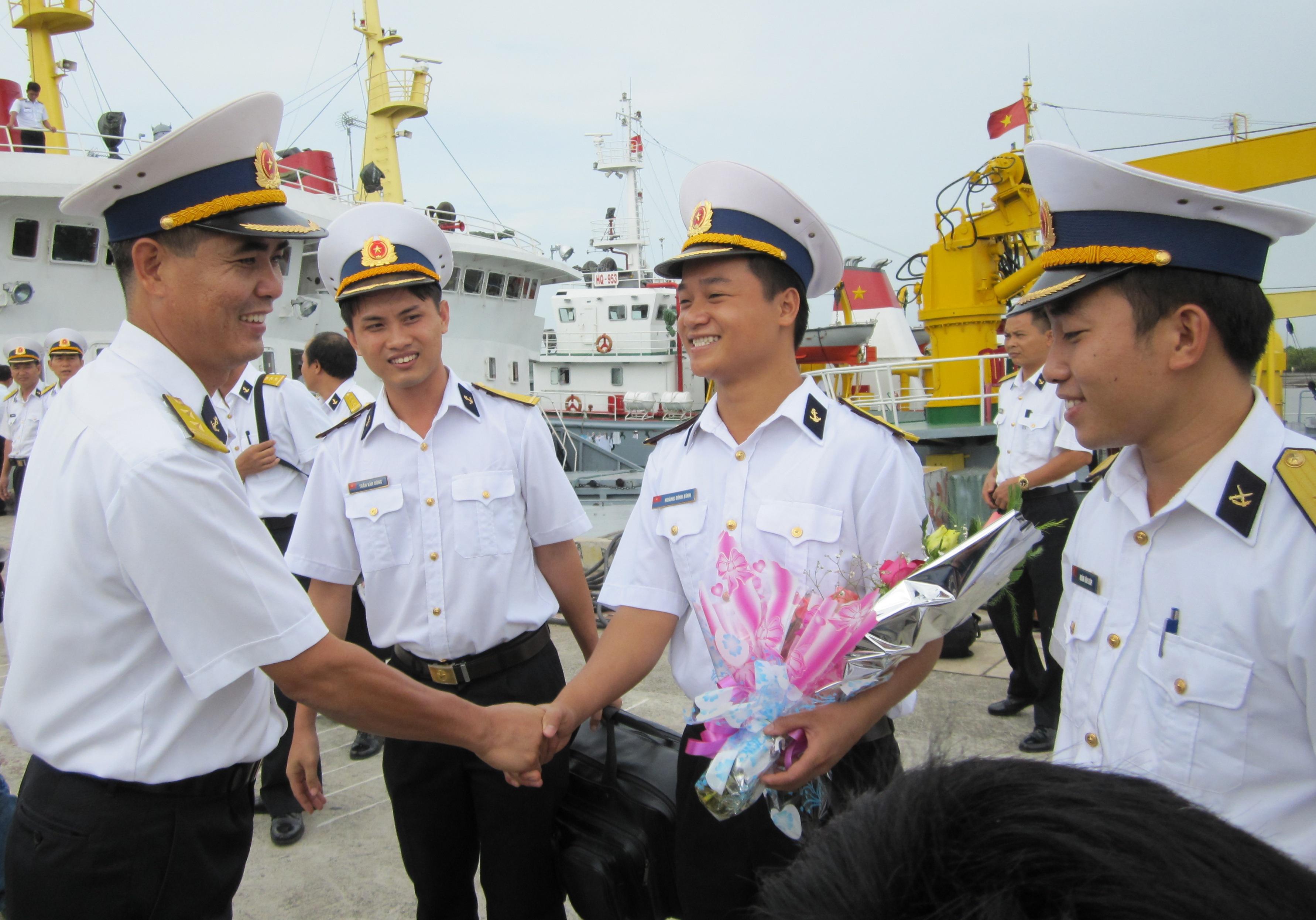   Gác tình riêng ra nơi 