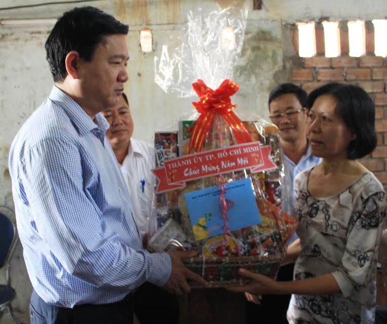 Thăm tặng quà gia đình chiến sĩ Trường Sa
