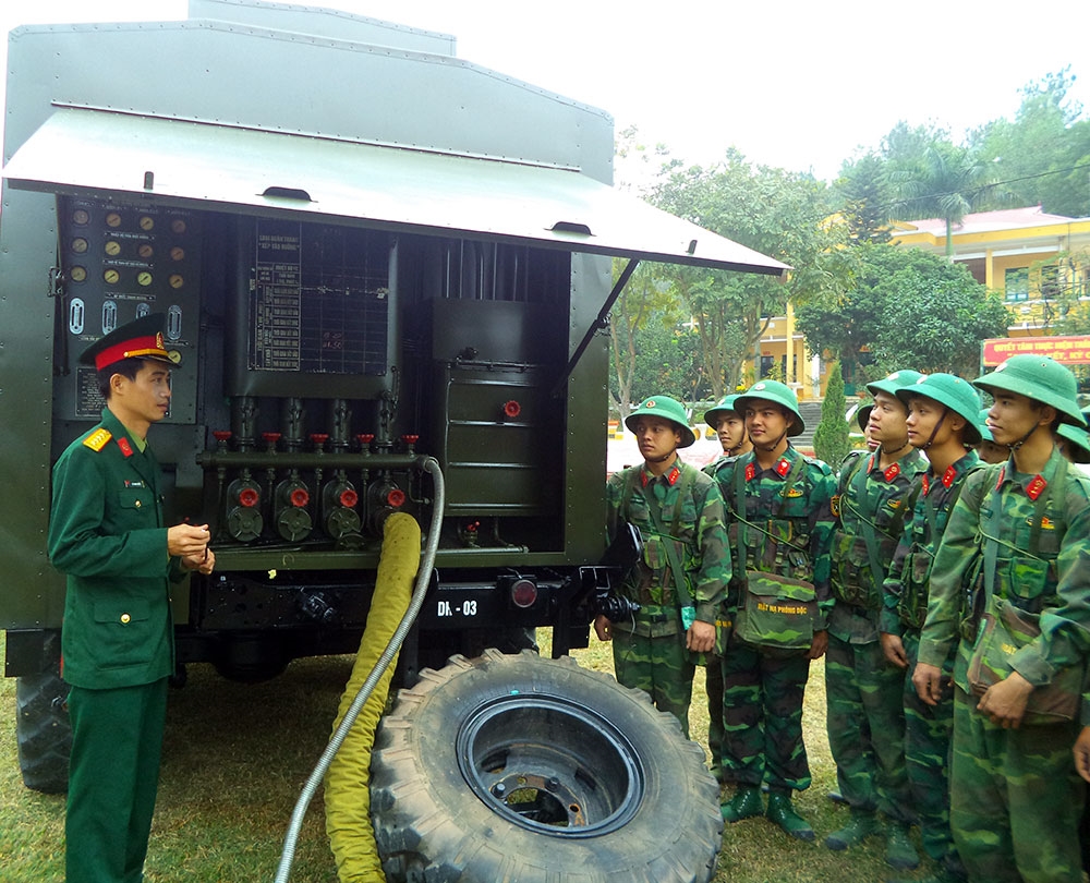 Huấn luyện chuyên ngành tiêu tẩy độc cho cán bộ, chiến sĩ.