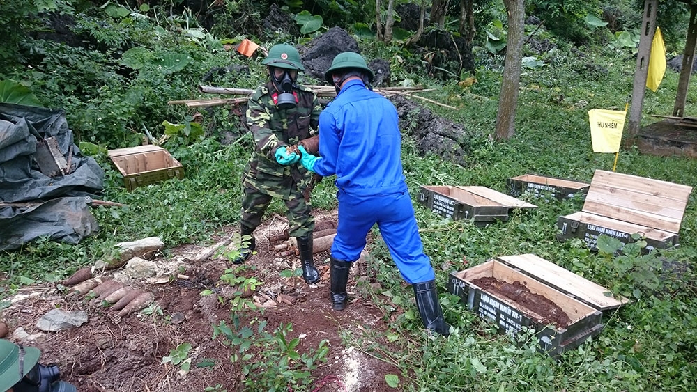 Tham gia xử lý vũ khí hóa học tồn đọng sau chiến tranh.