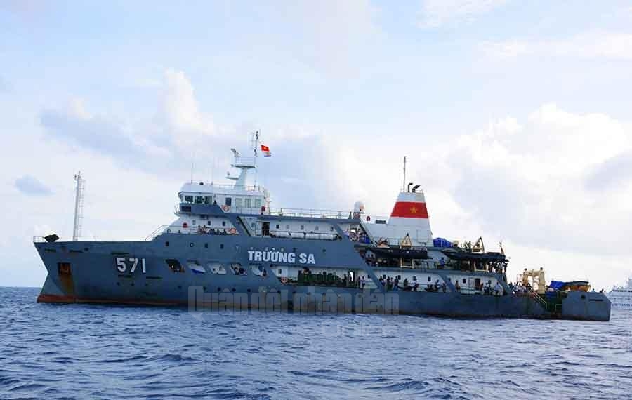 Tàu Trường Sa 571 đưa đoàn công tác tới các điểm đảo phía Bắc Trường Sa.