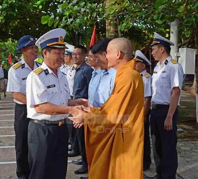 Cuộc hội ngộ ấm tình đất liền – biển đảo trong ngày gặp mặt tại xã đảo Sinh Tồn.