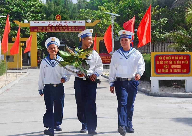 Chiến sĩ đảo Sơn Ca tiễn chân đồng đội rời đảo trở về đất liền công tác.