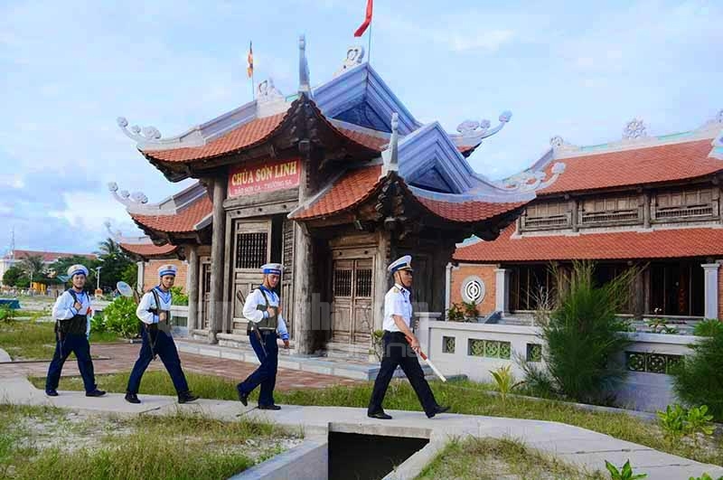Cán bộ, chiến sĩ đảo Sơn Ca tuần tra giữ yên bình cho đảo nhỏ.