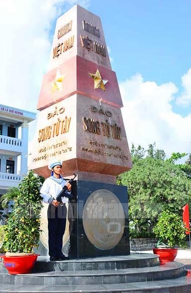 Chiến sĩ đảo Song Tử Tây chắc tay súng bảo vệ cột mốc chủ quyền.