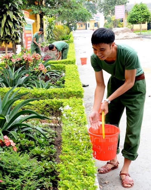 Chăm sóc vườn hoa, cây cảnh sau giờ lên lớp.