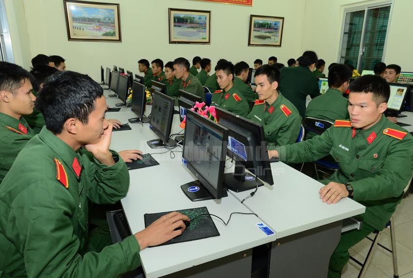 Tra cứu tư liệu và đọc sách báo trong phòng đọc điện tử.