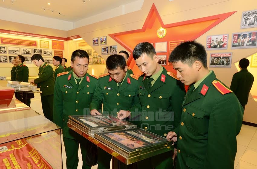 Giờ học ngoại khóa trên phòng truyền thống.